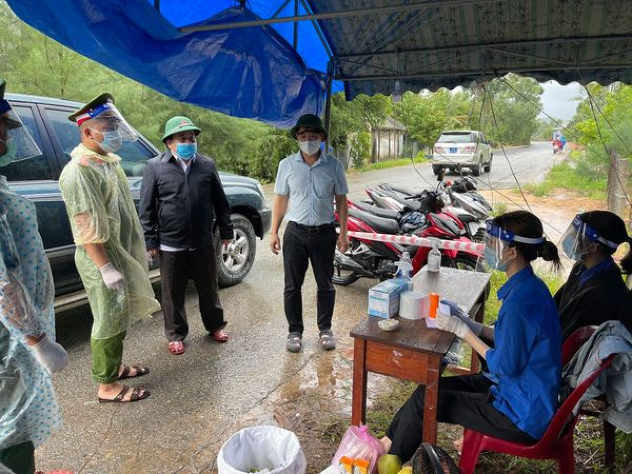 Phó Chủ tịch UBND tỉnh Thừa Thiên - Huế Nguyễn Thanh Bình đi kiểm tra, chỉ đạo công tác phòng, chống cơn bão số 5 và phòng, chống dịch COVID-19 tại các xã trên địa bàn huyện Phú Lộc.