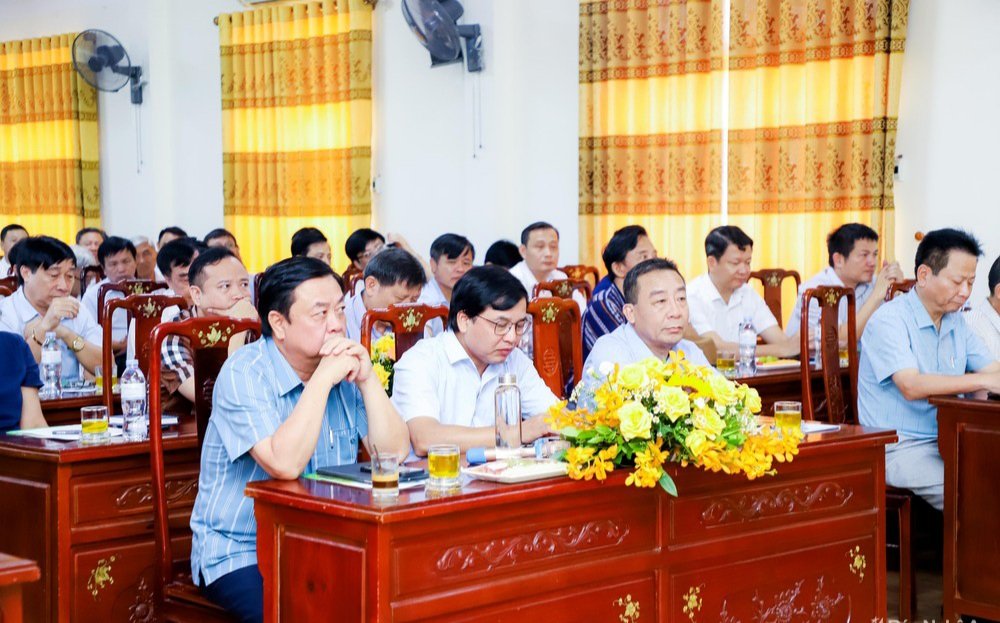 Bộ trưởng Bộ Nông nghiệp và Phát triển nông thôn đến thăm và làm việc với Sở Nông nghiệp và Phát triển nông thôn Nghệ An. Ảnh: Phạm Bằng