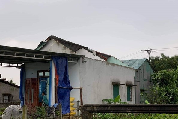 Lốc xoáy khiến hơn 10 ngôi nhà ở huyện Phong Điền bị tốc mái