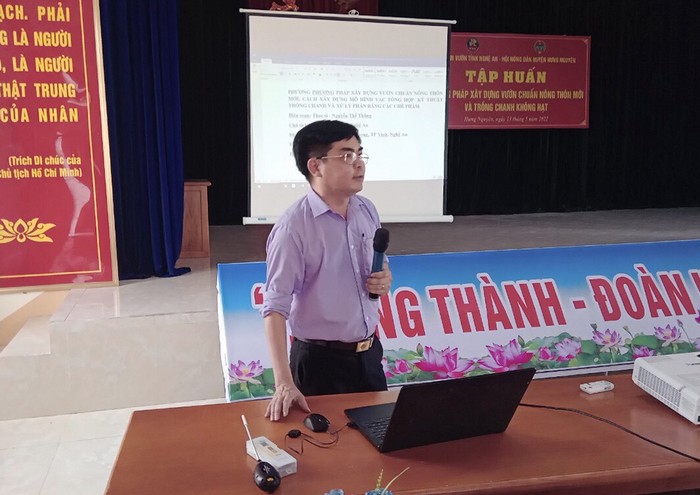 Ông Nguyễn Thế Thắng, Chủ tịch Hội làm vườn Nghệ An hướng dẫn cho các học viên về phương pháp xây dựng vườn chuẩn NTM và trồng chanh không hạt