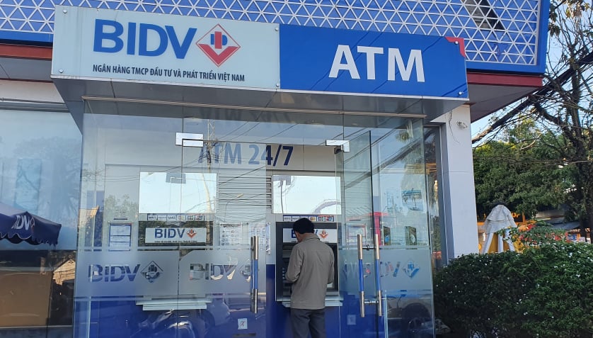 Hàng loạt khách hàng thất vọng vì không rút được tiền tại máy ATM của BIDV.