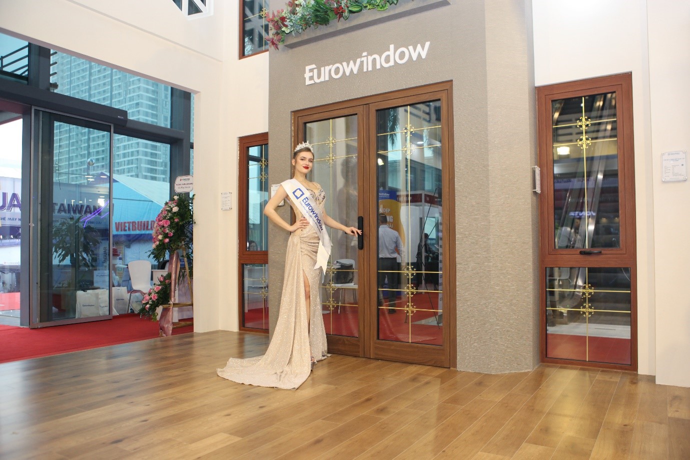 Cửa nhôm EA60i Eurowindow: Với cửa nhôm EA60i Eurowindow, bạn sẽ tận hưởng một không gian sống thoải mái hơn với sự kết hợp giữa tính năng cách âm và cách nhiệt. Với thiết kế đẹp và bền chắc, cửa nhôm EA60i sẽ tạo nên một không gian sống hiện đại và những trải nghiệm thú vị khác cho bạn. Hãy xem hình ảnh để tìm hiểu thêm về sản phẩm và lựa chọn cho ngôi nhà của bạn.