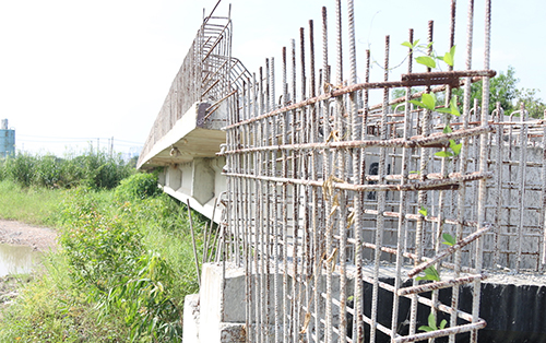 Dự án đường nối Phạm Văn Đồng thi công dang dở, hiện đang ngừng thi công. 