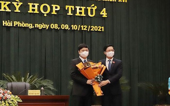 Chủ tịch HĐND TP Hải Phòng Phạm Văn Lập tặng hoa chúc mừng tân Phó chủ tịch UBND TP Hoàng Minh Cường (bìa trái). Ảnh: ĐH
