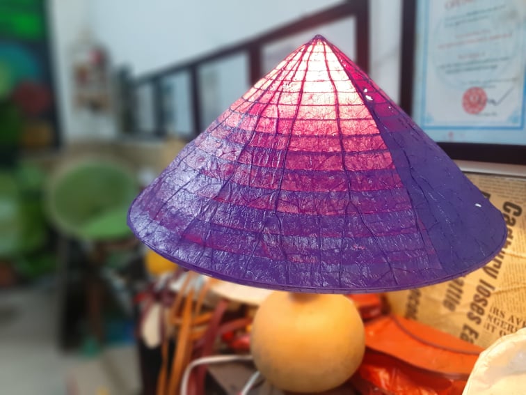 Năm 2020, cơ sở của anh Thảo đã cho ra đời sản phẩm nón lá sen xuyên sáng.