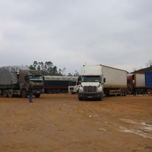 Hàng nghìn xe nông sản tại cửa khẩu Tân Thanh quay đầu chờ 