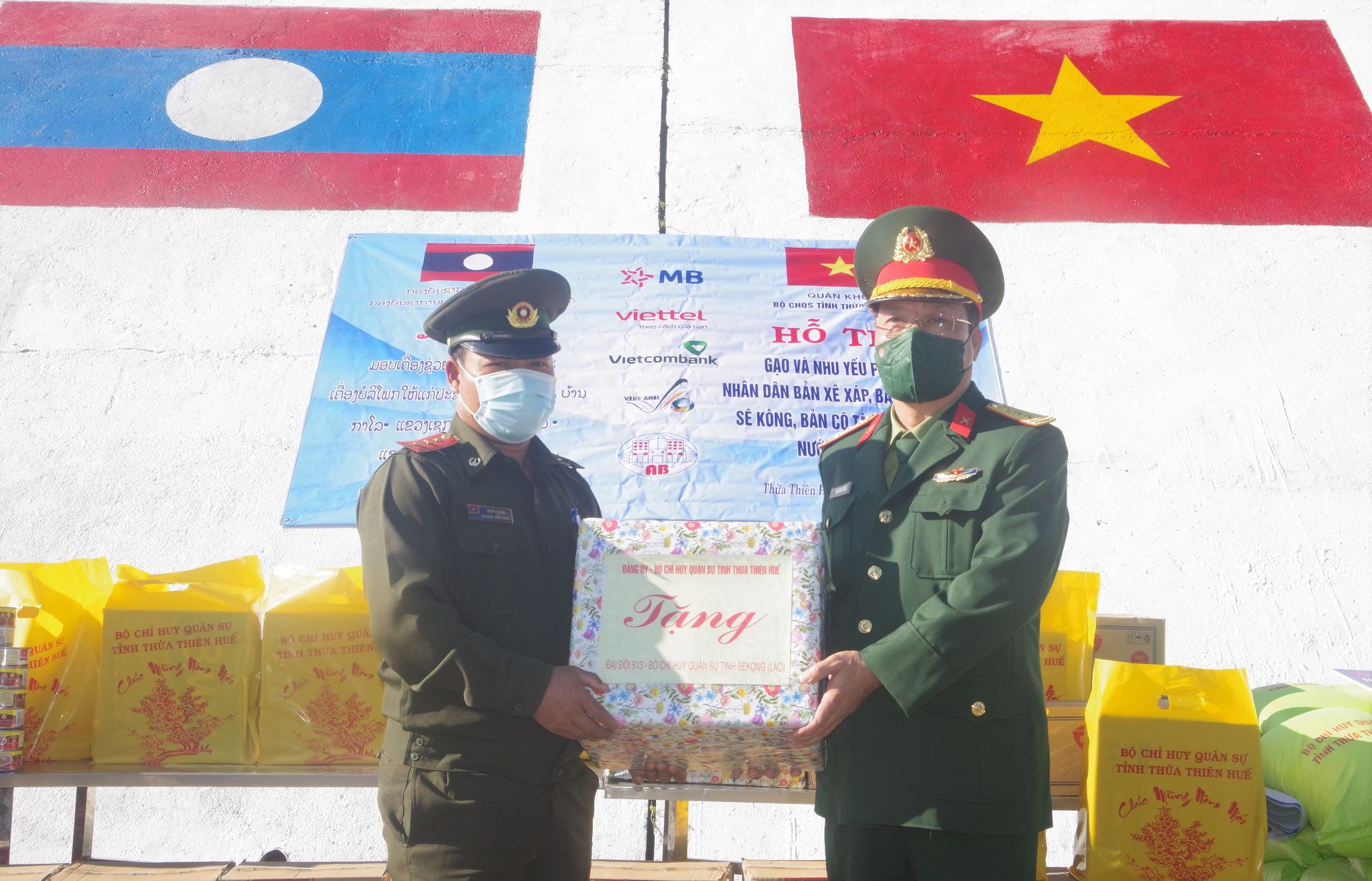 Thượng tá Ngô Nam Cường (bên phải), Chỉ huy trưởng Bộ CHQS tỉnh Thừa Thiên - Huế tặng quà cán bộ, chiến sĩ Đại đội 513, Bộ CHQS tỉnh Sê Kông, Lào.