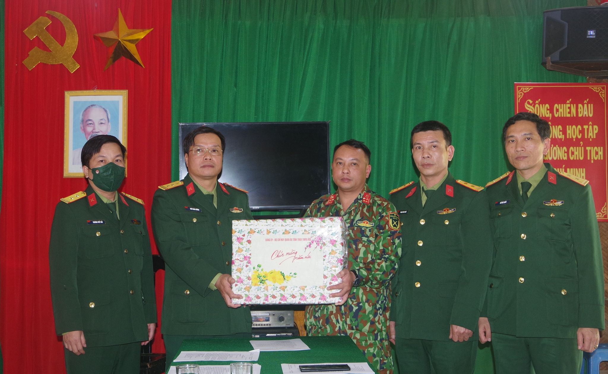 Thượng tá Ngô Nam Cường (thứ 2 bên trái qua), Chỉ huy trưởng tặng quà cán bộ, chiến sĩ Đại đội 17 Công binh, Bộ CHQS tỉnh Thừa Thiên - Huế.