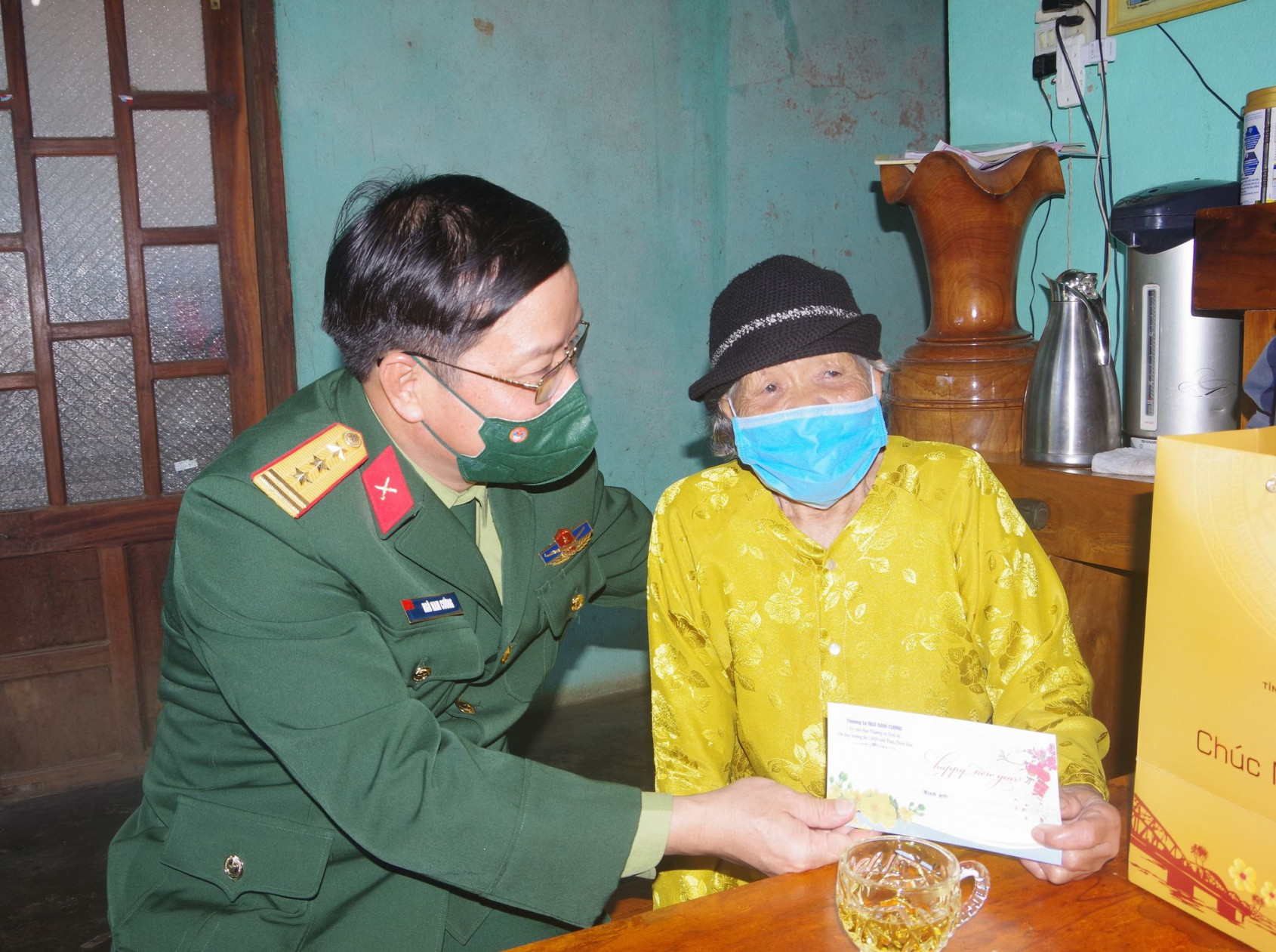 Thượng tá Ngô Nam Cường, Chỉ huy trưởng Bộ CHQS tỉnh Thừa Thiên Huế thăm, chúc tết và tặng quà Mẹ Việt Nam Anh hùng Kăn Xiếp.