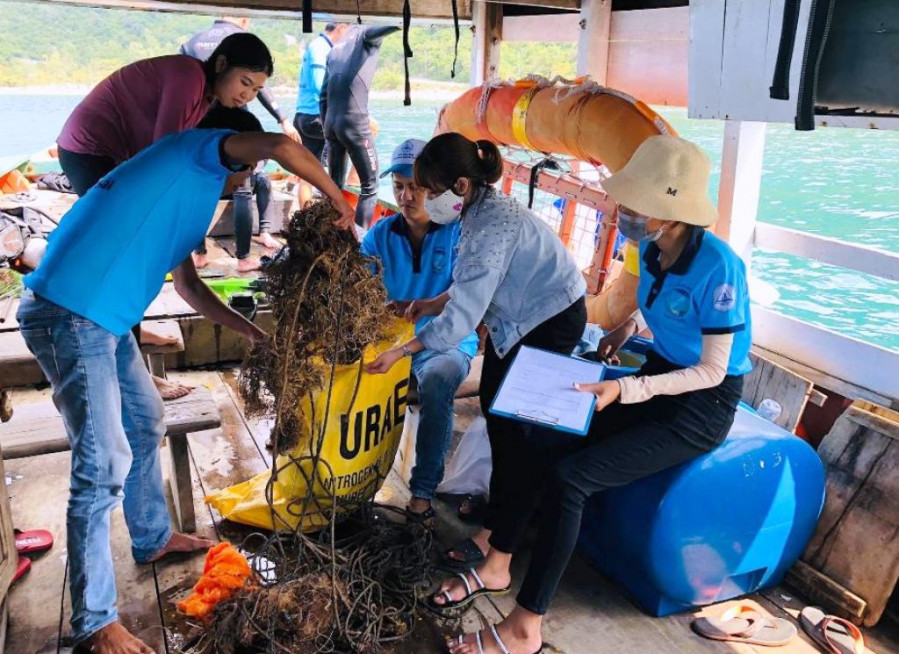 Các tình nguyện viên, lực lượng bảo tồn biển thực hiện dọn vệ sinh đáy biển… (Nguồn: BQL Khu bảo tồn biển Cù Lao Chàm)