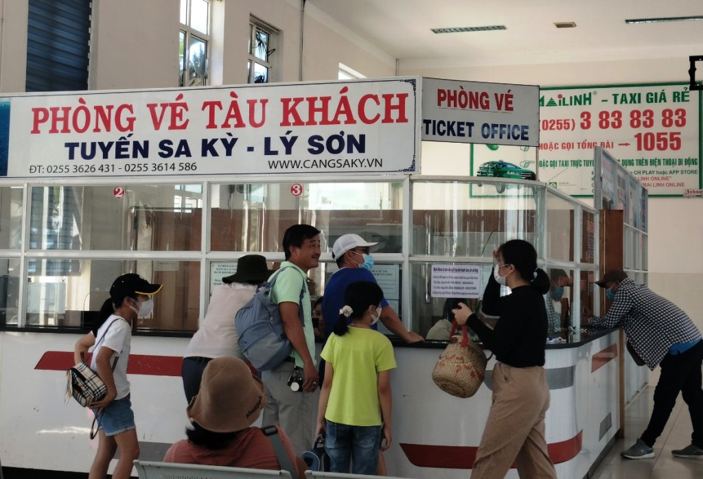 Du khách mua vé tại quày vé của cảng Sa Kỳ  để ra đảo Lý Sơn.
