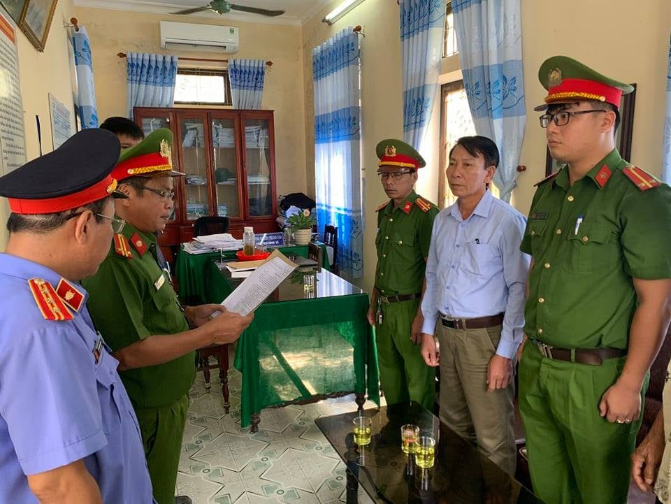 Cơ quan chức năng tiến hàng bắt tạm giam đối tượng Hồ Quang Hóa.