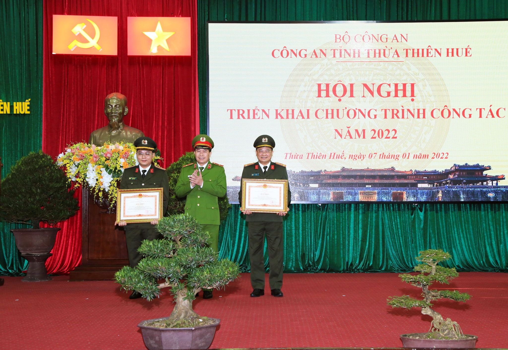 Công an tỉnh Thừa Thiên - Huế được Thủ tướng Chính phủ tặng bằng khen.