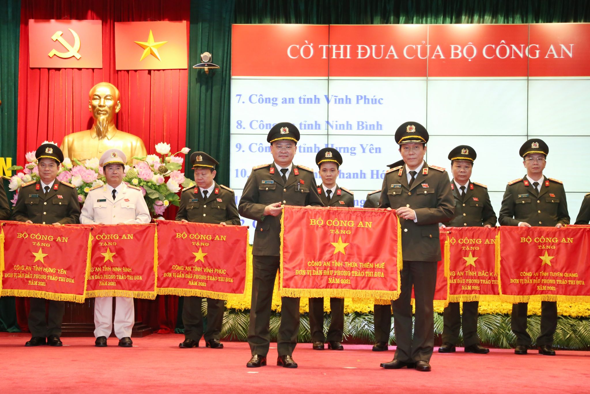 Nhiều cá nhân, tập thể thuộc lực lượng Công an tỉnh Thừa Thiên - Huế được tặng cờ thi đua, trao giấy khen.