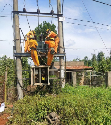PC Đắk Nông xử lý các khiếm khuyết trên lưới điện trước mùa mưa bão.