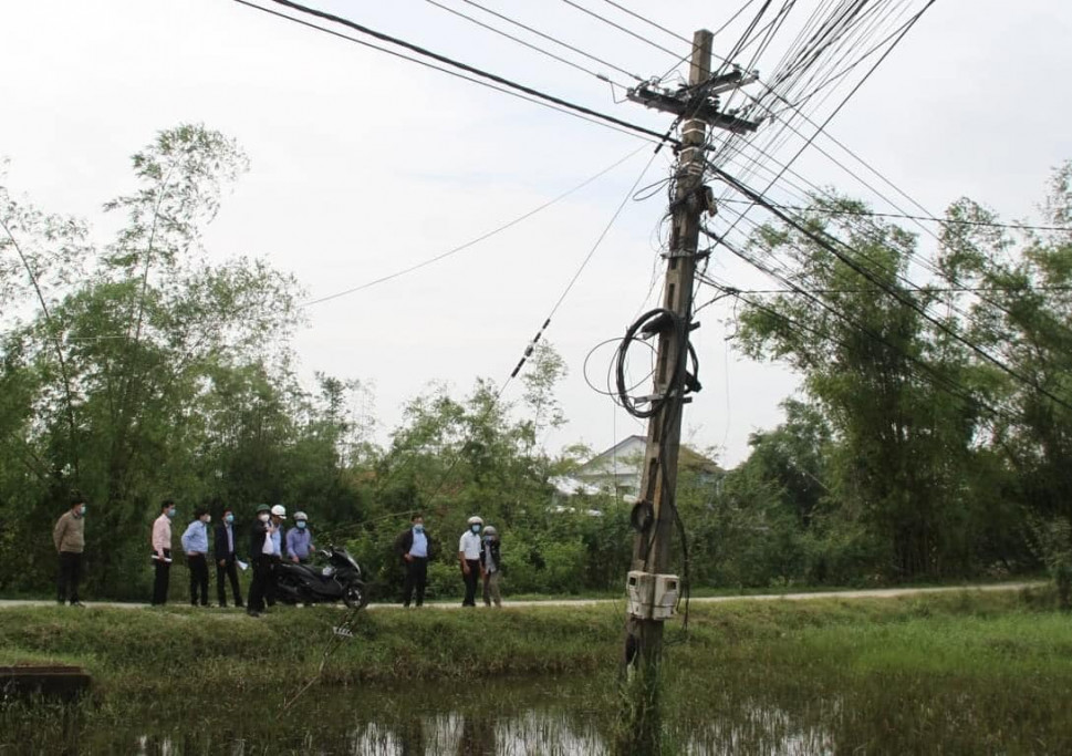 Bí thư Huyện ủy Phú Vang Trần Gia Công và đoàn công tác khảo sát thực tế về hệ thống lưới điện sinh hoạt, điện phục vụ nuôi trồng thủy sản trên địa bàn huyện (ảnh: Tuyên giáo Phú Vang).