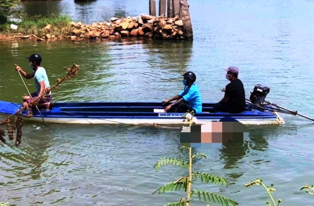 Người dân vớt đưa thi thể nạn nhân lên bờ (ảnh CTV)