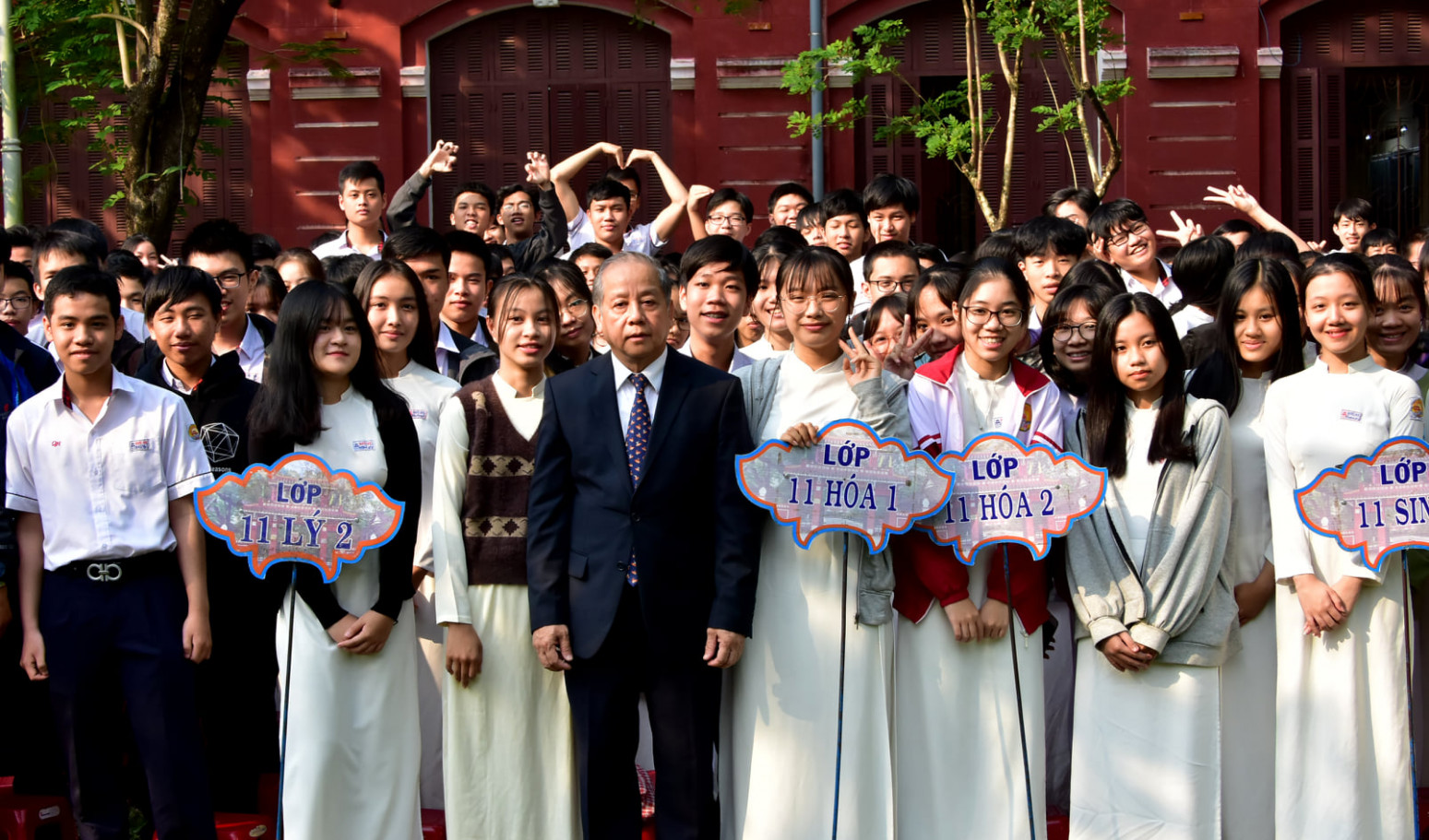 Sau những lần được tiếp xúc gần gủi, thân mật, các em học sinh tại Thừa Thiên - Huế đều có ấn tượng sâu sắc về Chủ tịch UBND tỉnh nhà.