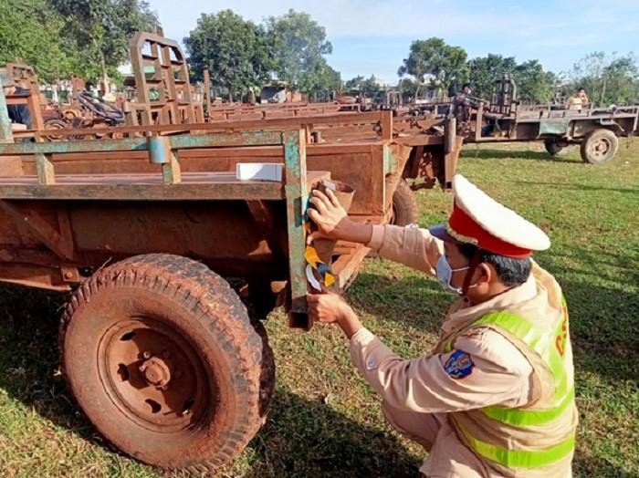 Đội CSGT-TT Công an huyện Ea H'leo dán decal phản quang lên xe công nông