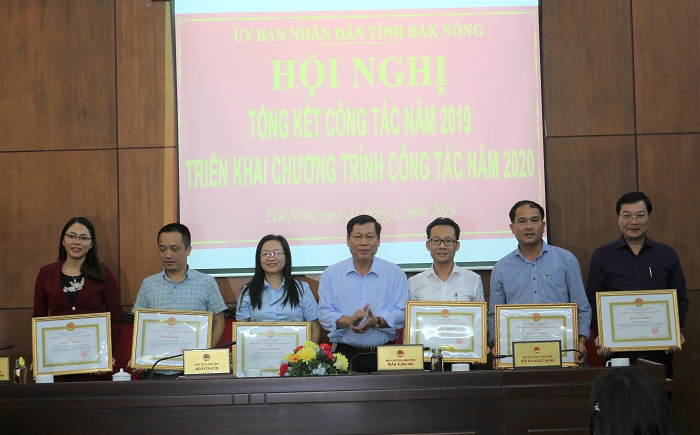 Ông Nguyễn Ngọc Ánh - Giám đốc PC Đắk Nông (thứ 3 từ phải sang) nhận Bằng khen của UBND tỉnh về thành tích đóng góp vào sự phát triển kinh tế - xã hội trên địa bàn tỉnh .