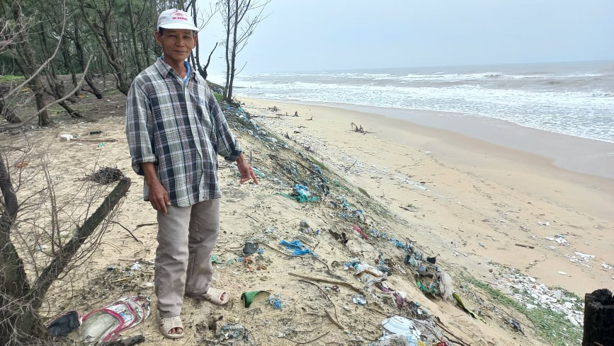Điểm thu gom, chôn lấp rác thải tại thôn An Dương 1, xã Phú Thuận nằm ngay cạnh bờ biển.