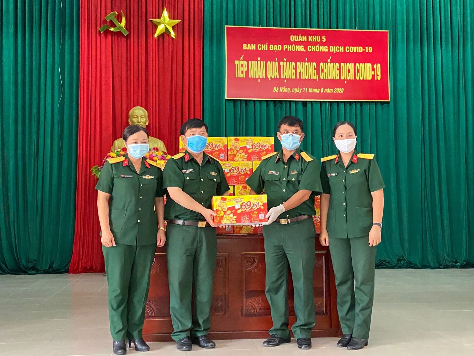 Trong sáng ngày 11/8, 36.000 sản phẩm Trà Thanh Nhiệt Dr Thanh tiếp tục được Tập đoàn Tân Hiệp Phát trao tặng cho các địa điểm cách ly tại Quân khu 5 với tâm dịch là Đà Nẵng.