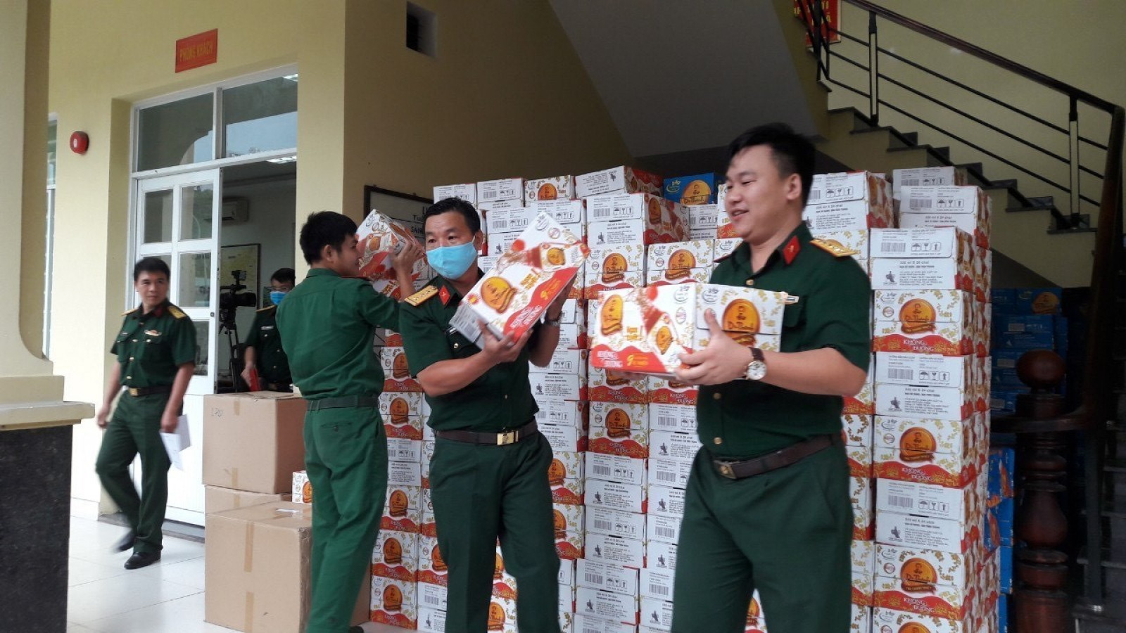 Chiều ngày 12/8, 36.000 sản phẩm Trà Thanh Nhiệt Dr Thanh cũng được trao tặng cho các điểm cách ly tại Quân khu 7 nhằm giúp người dân, các y bác sỹ, chiến sỹ tăng cường hệ miễn dịch cơ thể. 