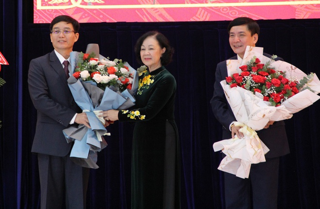 Bà Trương Thị Mai trao hoa chúc mừng cho ông Nguyễn Đình Trung (trái).