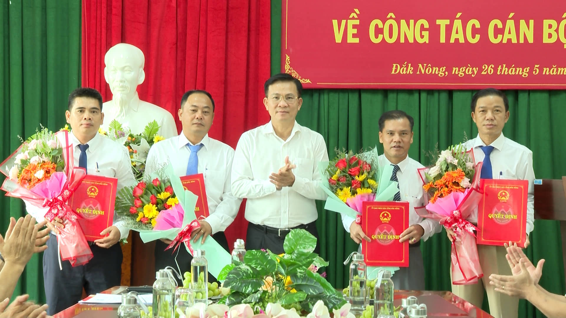 Ông Nguyễn Văn Nghĩa (thứ 2, bên phải qua) được bổ nhiệm làm Giám đốc Ban Quản lý các dự án đầu tư xây dựng tỉnh Đắk Nông.