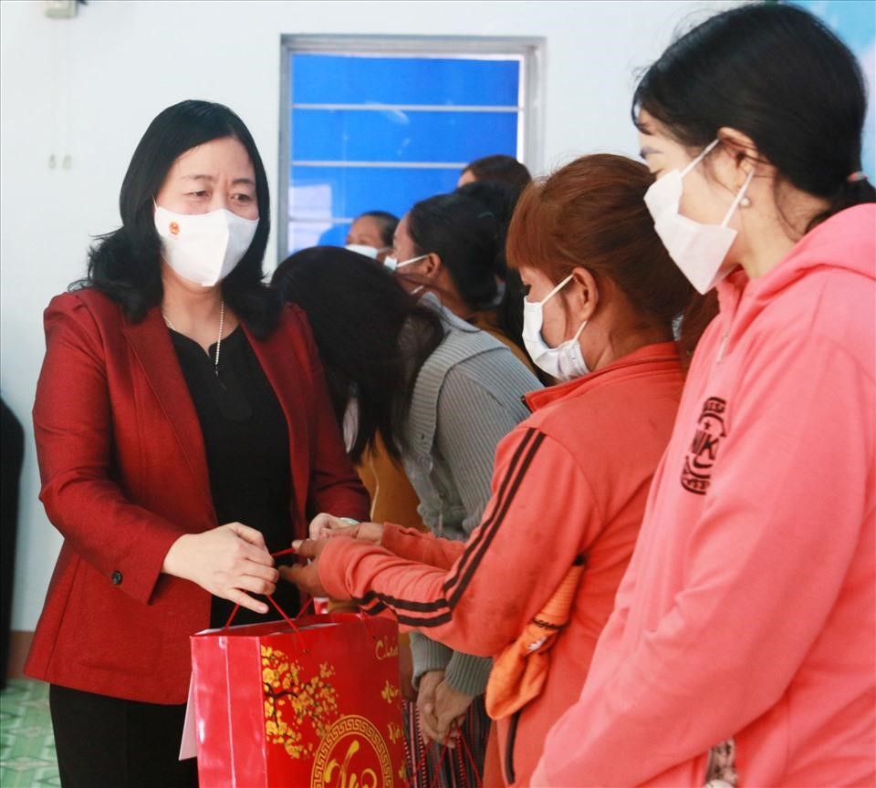 Trưởng ban Dân vận Trung ương Bùi thị Minh Hoài tặng quà cho các hộ gia đình khó khăn ở huyện biên giới Buôn Đôn