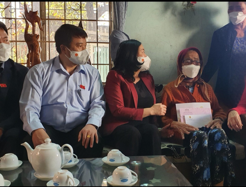 Trưởng ban Dân vận Trung ương Bùi thị Minh Hoài thăm và tặng quà cho gia đình chính sách tại Đắk Lắk