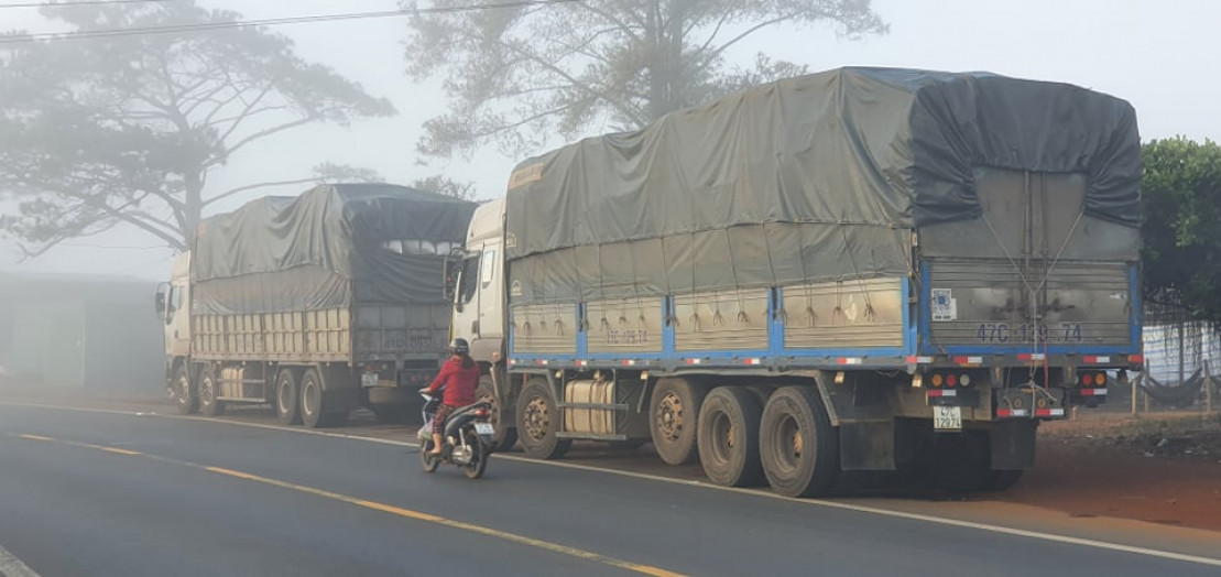 Nhiều xe tải nối đuôi nhau lưu thông trên đường HCM đoạn qua tỉnh Đắk Nông.