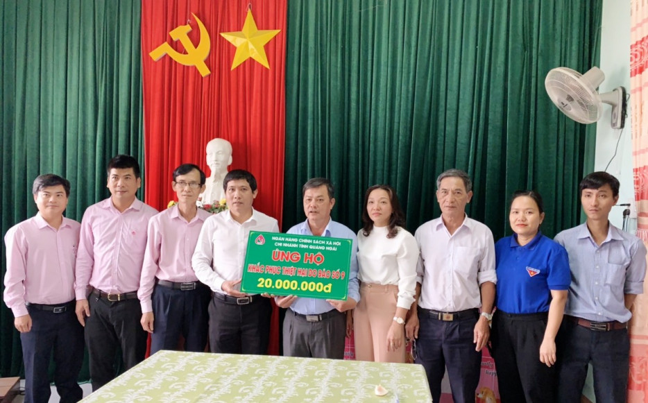 Chi nhánh NHCSXH tỉnh Quảng Ngãi ủng hộ kinh phí khắc phục thiệt hại do bão số 9 gây ra tại huyện Minh Long