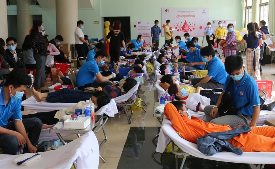 Hàng trăm cán bộ, công nhân viên PC Đắk Nông tham gia hiến máu tình nguyện.