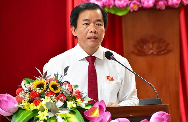 Ông Nguyễn Văn Phương, Chủ tịch UBND tỉnh Thừa Thiên- Huế báo cáo tình hình thực hiện kế hoạch phát triển kinh tế - xã hội 6 tháng đầu năm.