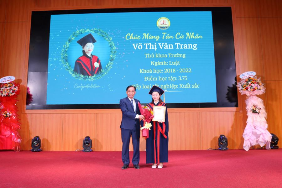 Đại diện Trường đại học Luật trao bằng tốt nghiệp cử nhân xuất sắc.