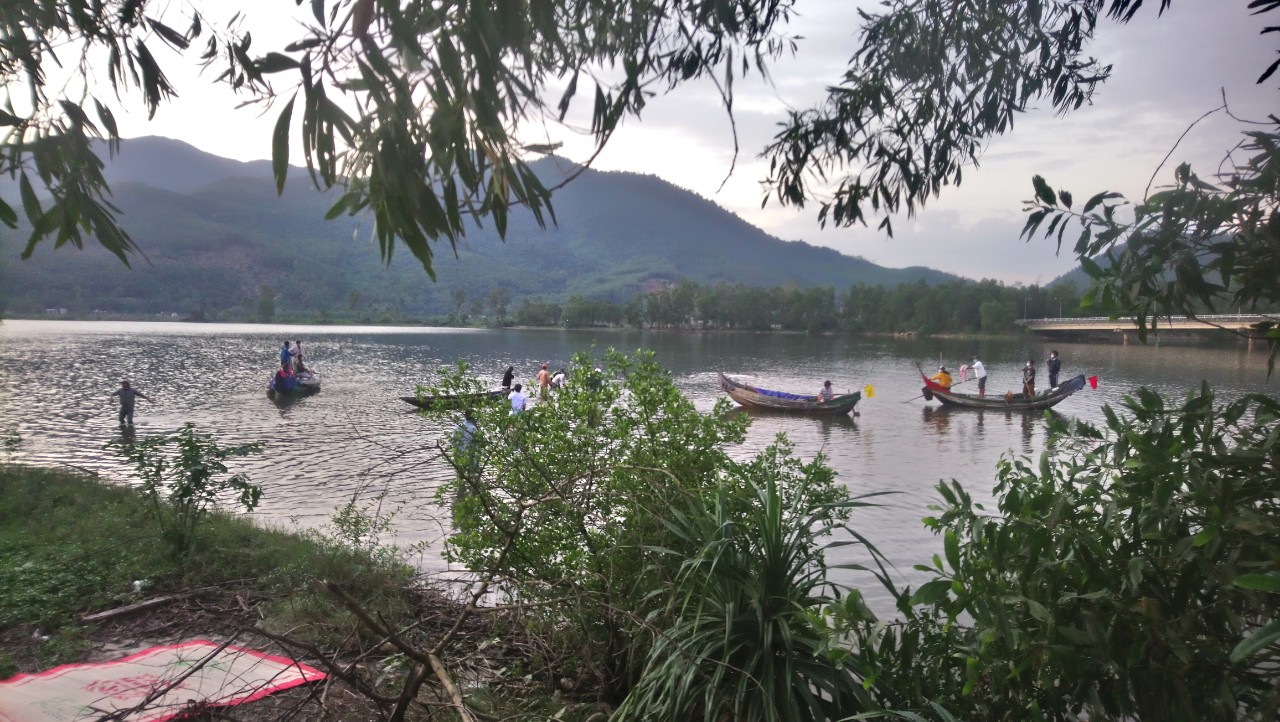 Lực lượng chức năng đã tìm thấy thi thể của 02 cha con đi đánh cá ở xã Lộc Vĩnh, huyện Phú Lộc, tỉnh Thừa Thiên - Huế.