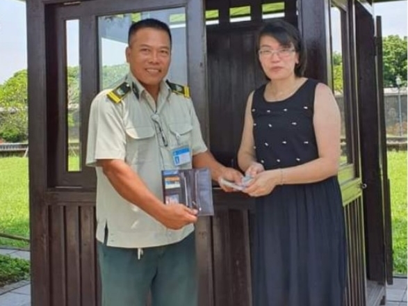 Du khách Nguyễn Thị Thanh Hà vu mừng nhận lại tài sản đánh rơi từ Bảo vệ Trung tâm BTDT Cố đô Huế 