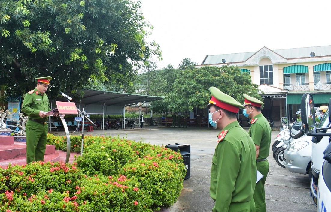 Đại tá Đào Quang Minh,  Trưởng Công an thị xã Đức Phổ phát lệnh ra quân.