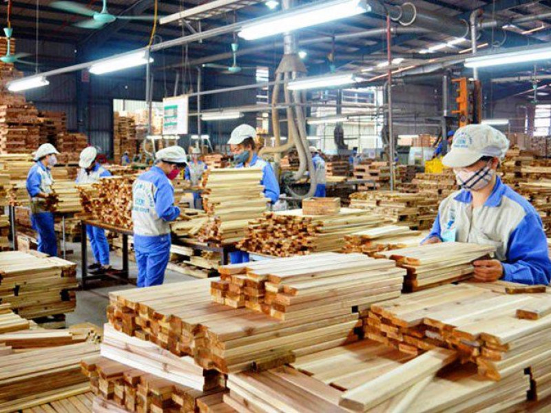 Đồ gỗ nội thất: Thiếu vùng nguyên liệu, nguy cơ mất vị thế top đầu xuất khẩu?