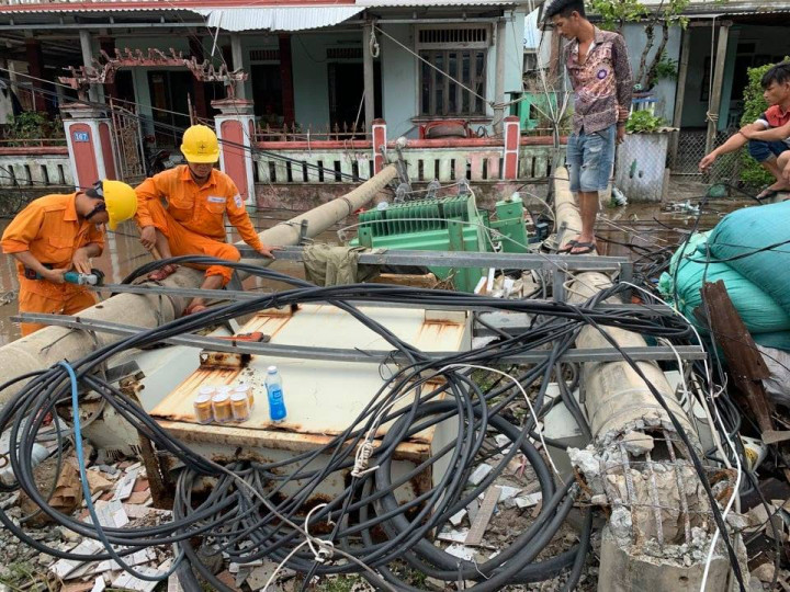Bão số 5 khiến 616/531.135 cột điện tại các tỉnh, thành phố: Quảng Bình, Quảng Trị, Thừa Thiên - Huế, Đà Nẵng, Quảng Nam bị gãy, đổ và nghiêng.