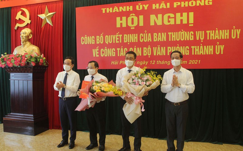Bí thư Thành ủy Hải Phòng trao Quyết  định của tặng hoa ông Phạm Hưng Hùng.