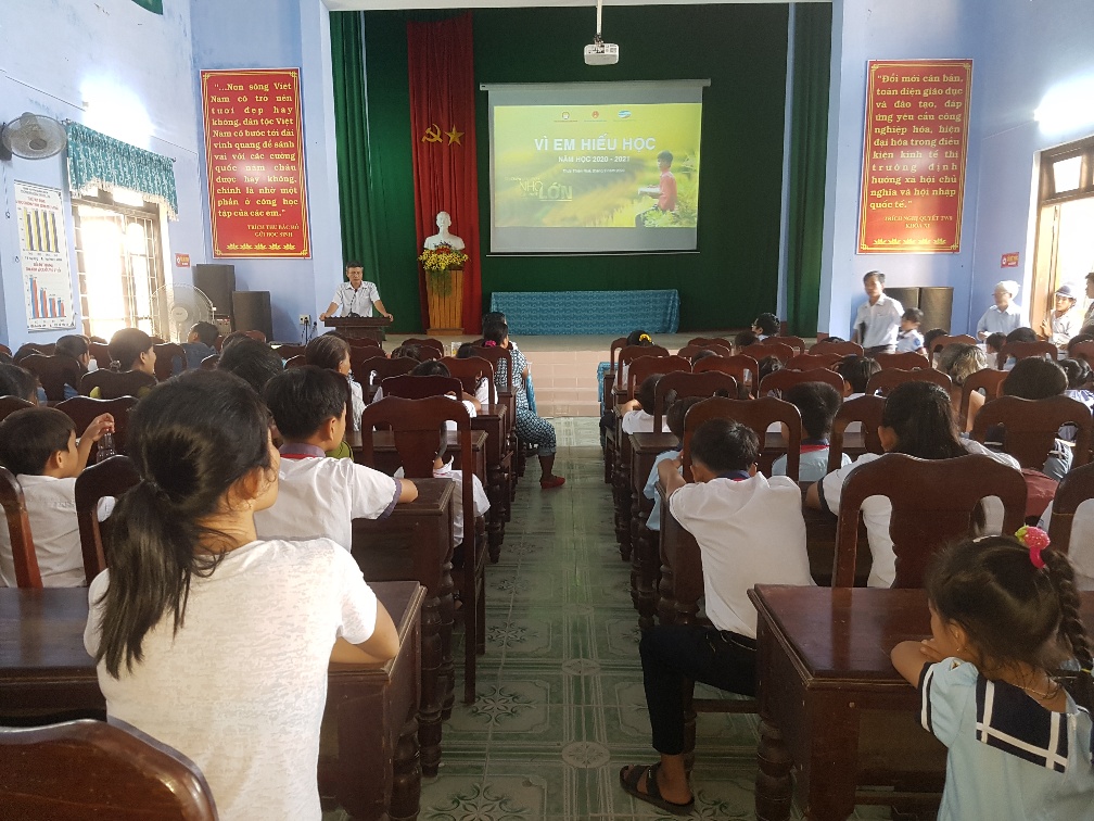 Viettel Thừa Thiên - Huế thực hiện năm thứ 7 “Vì em hiếu học”.