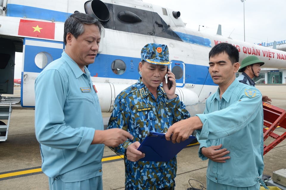 Thiếu tướng Phạm Trường Sơn – Phó Tư lệnh Quân chủng PK-KQ trực tiếp chỉ đạo tổ bay vào tìm kiếm, trinh sát khu vực thuỷ điện Rào Trăng 3.