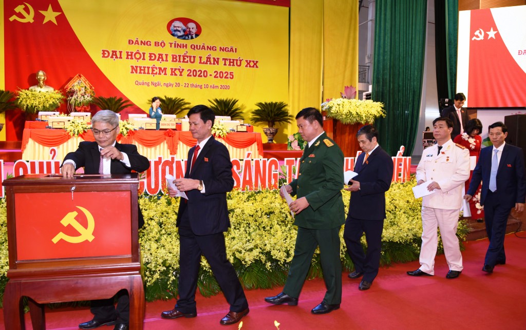 Các đại biểu bỏ phiếu bầu BCH Đảng bộ tỉnh Quảng Ngãi khóa XX