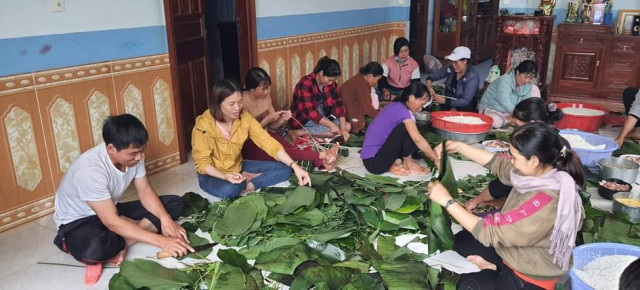 Người dân Đắk Nông tổ chức gói bánh chưng gửi tặng bà con miền Trung.