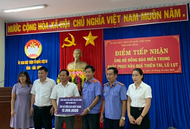 Ủy ban MTTQ Việt Nam tỉnh Đắk Nông tiếp nhận ủng hộ của các cơ quan, đơn vị.