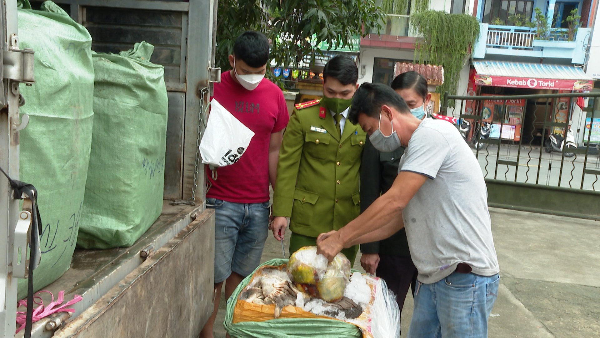 Phan Minh Sơn vận chuyển hơn 1 tấn nội tạng không rõ từ TP. Đà Nẵng ra tỉnh Thừa Thiên - Huế.