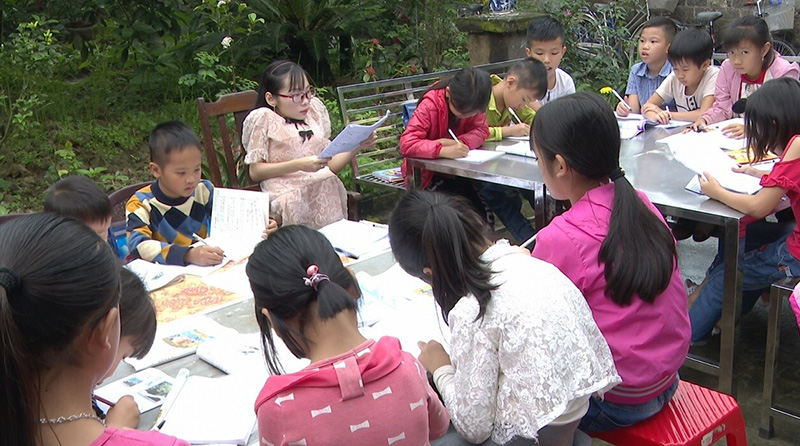Suốt 16 năm qua, Tâm vẫn miệt mài truyền dạy tri thức cho hàng trăm trẻ em trong xã và những vùng lân cận.