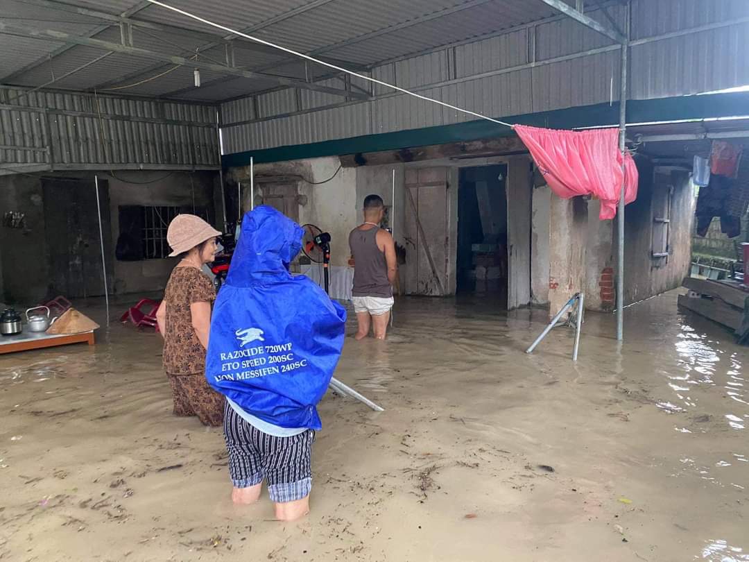 Trận mưa lớn kéo dài suốt hơn 2h đồng hồ xảy ra trên địa bàn huyện Quỳnh Lưu gây ngập úng.